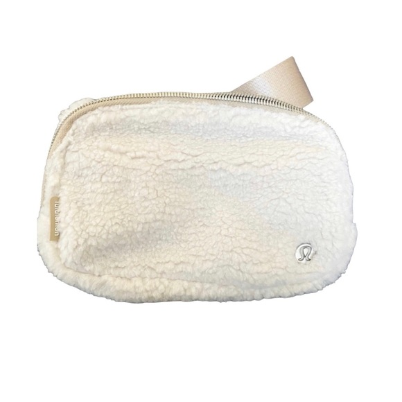NWT authentic Lululemon Fleece Everywhere Belt Bag in Natural Ivory/trench - Picture 1 of 6